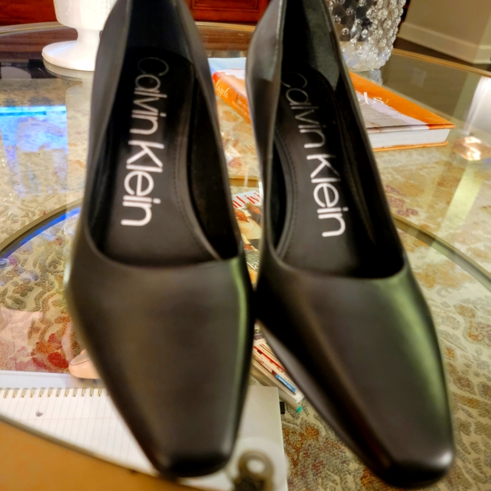 Womens shoes black pumps Calvin Klein size 8.5.  Great used condition